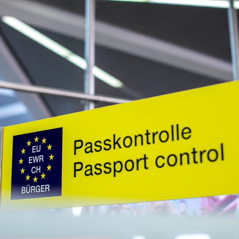 photo of European passport control directional sign